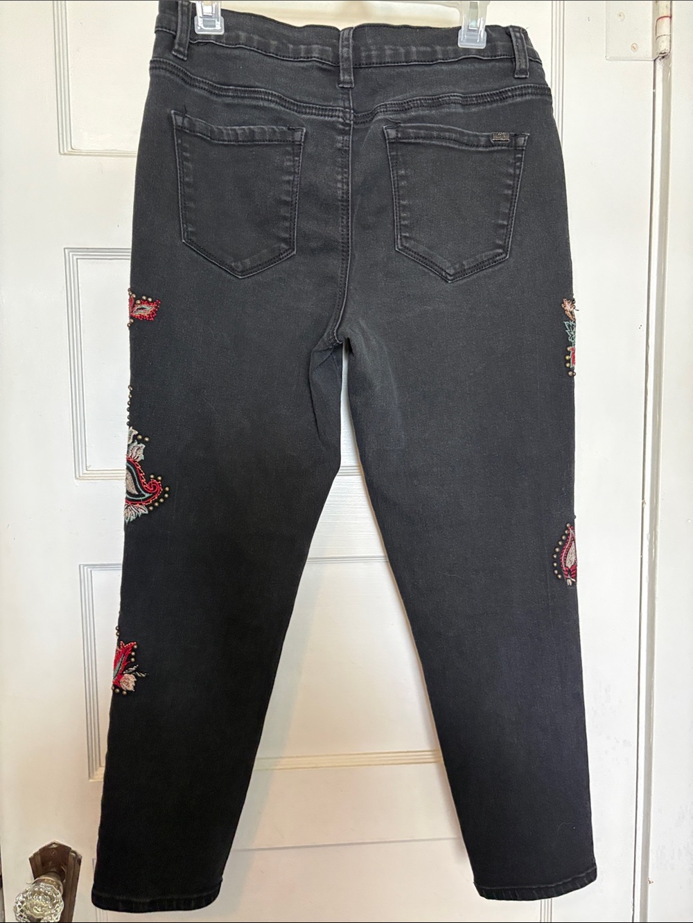 DG2 Black  Embroidered & Embellished Floral High-Rise Women’s Jeans Size 12P - Picture 3 of 4